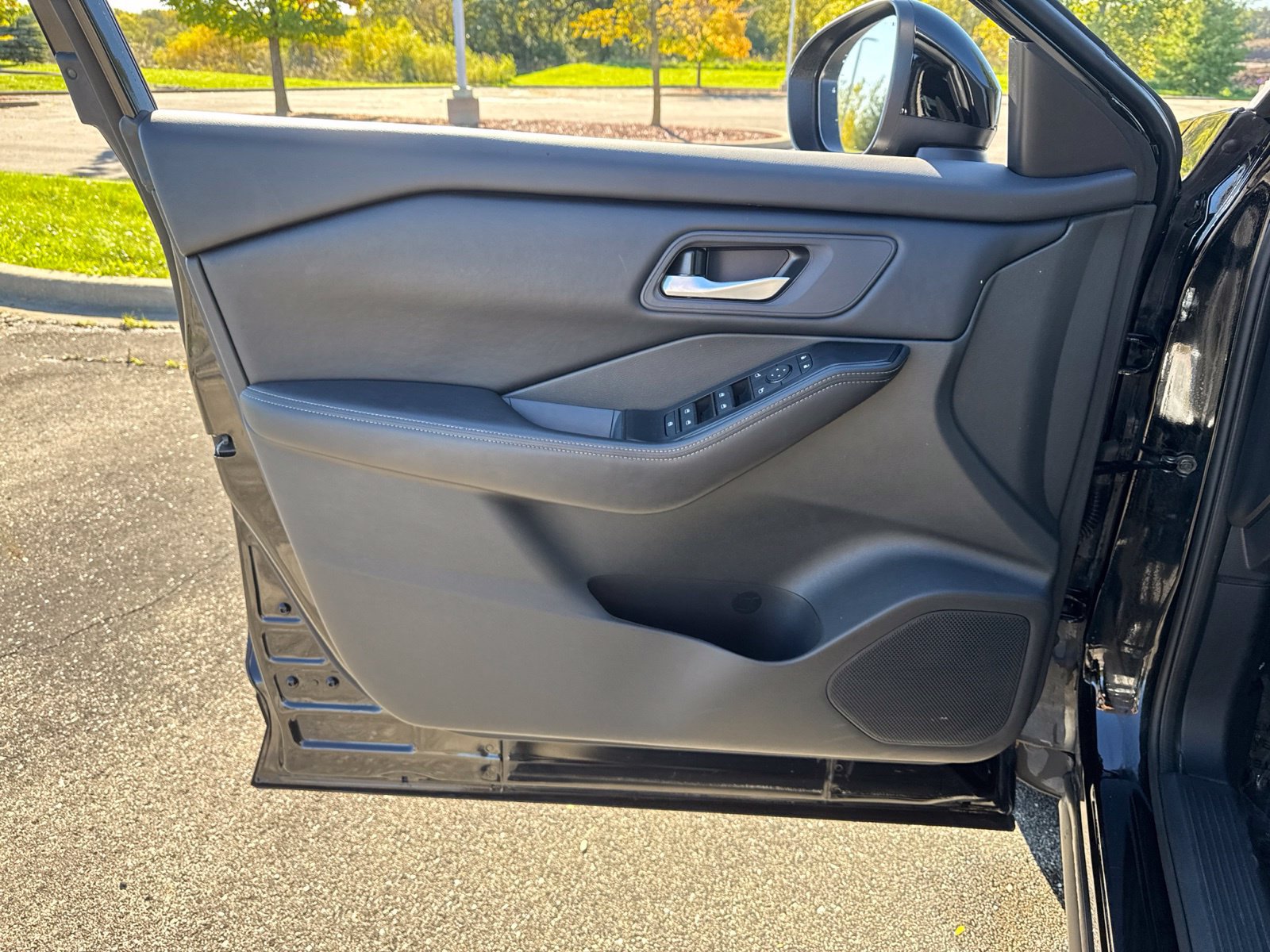 Used 2025 Nissan Rogue SV AWD/4WD image 12