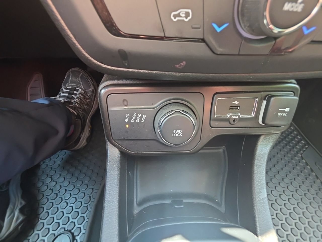 Used 2021 Jeep Renegade Latitude w/ Sun & Sound Group AWD/4WD image 27