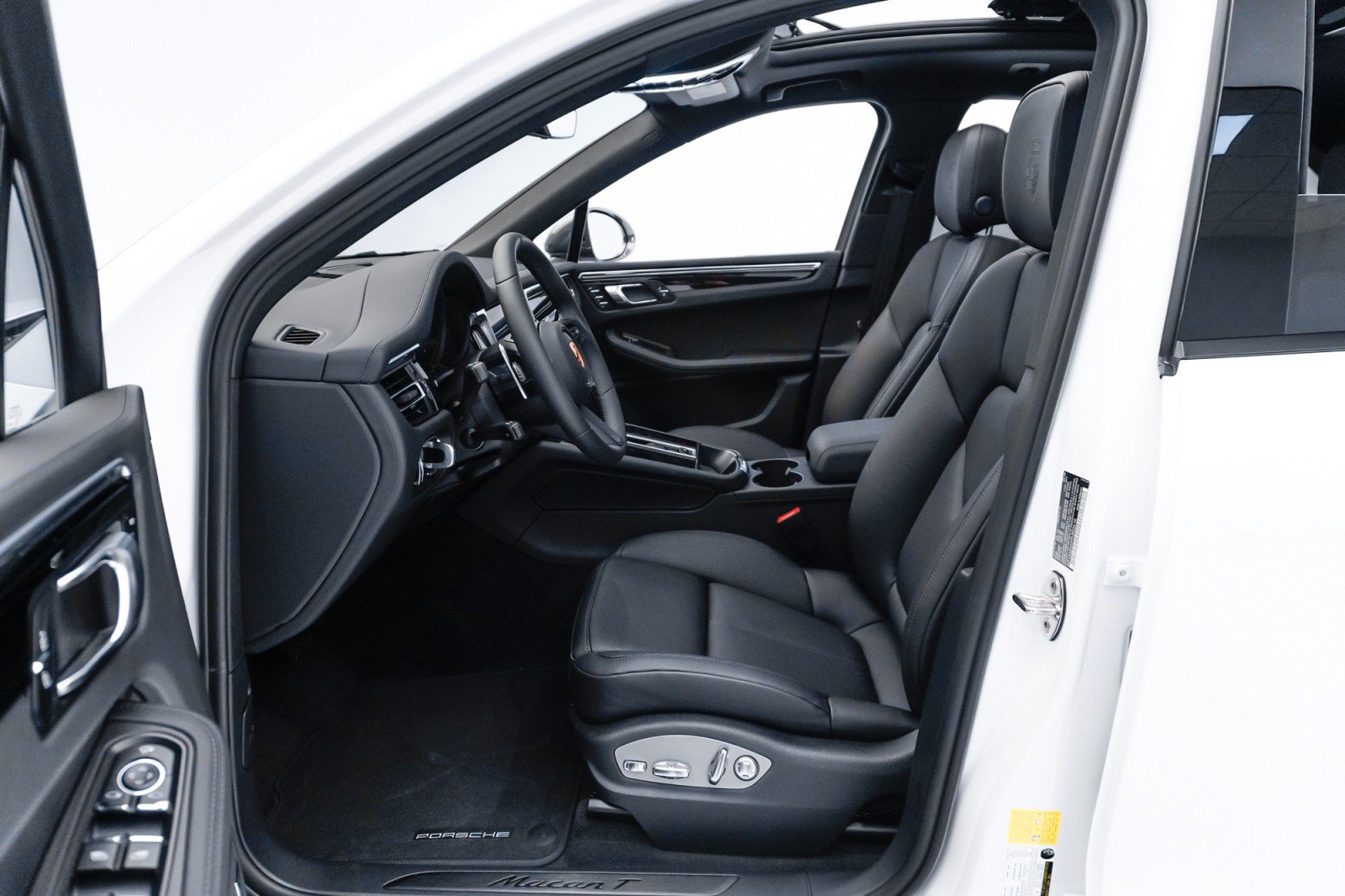 Certified 2023 Porsche Macan Turbo AWD/4WD image 13