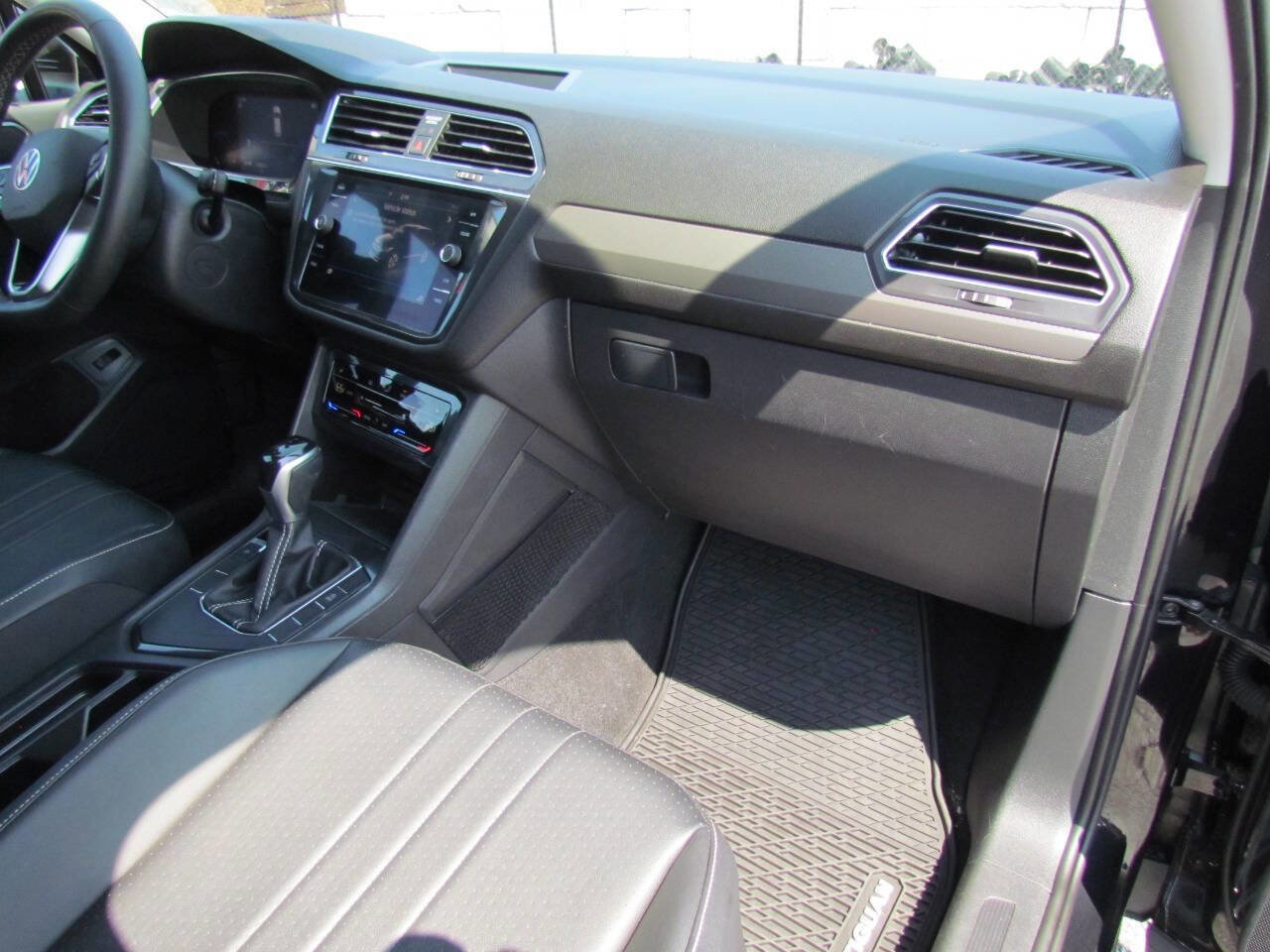 Used 2022 Volkswagen Tiguan SE image 18
