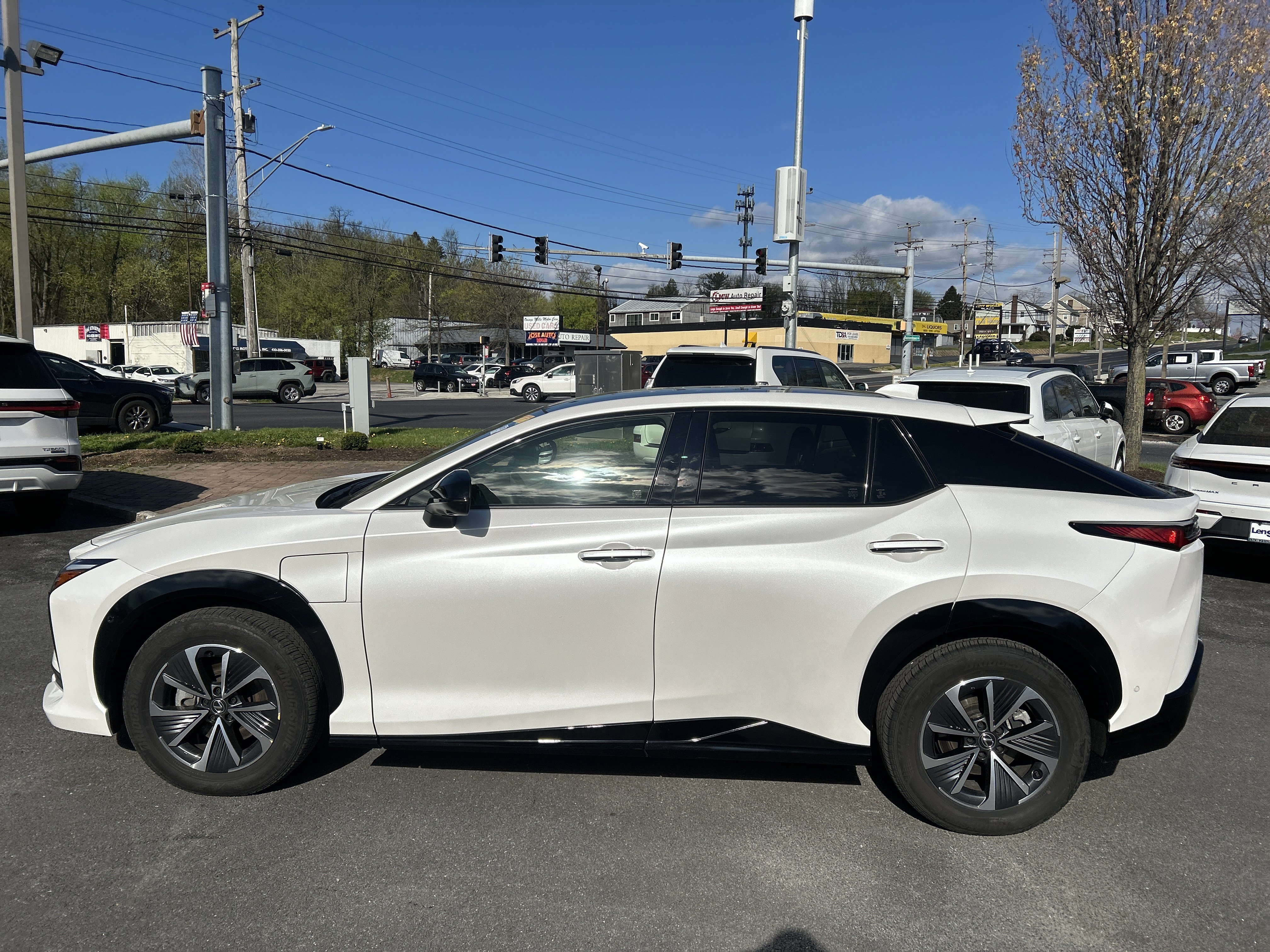 Used 2023 Lexus RZ 450e Premium w/ Technology Package image 2