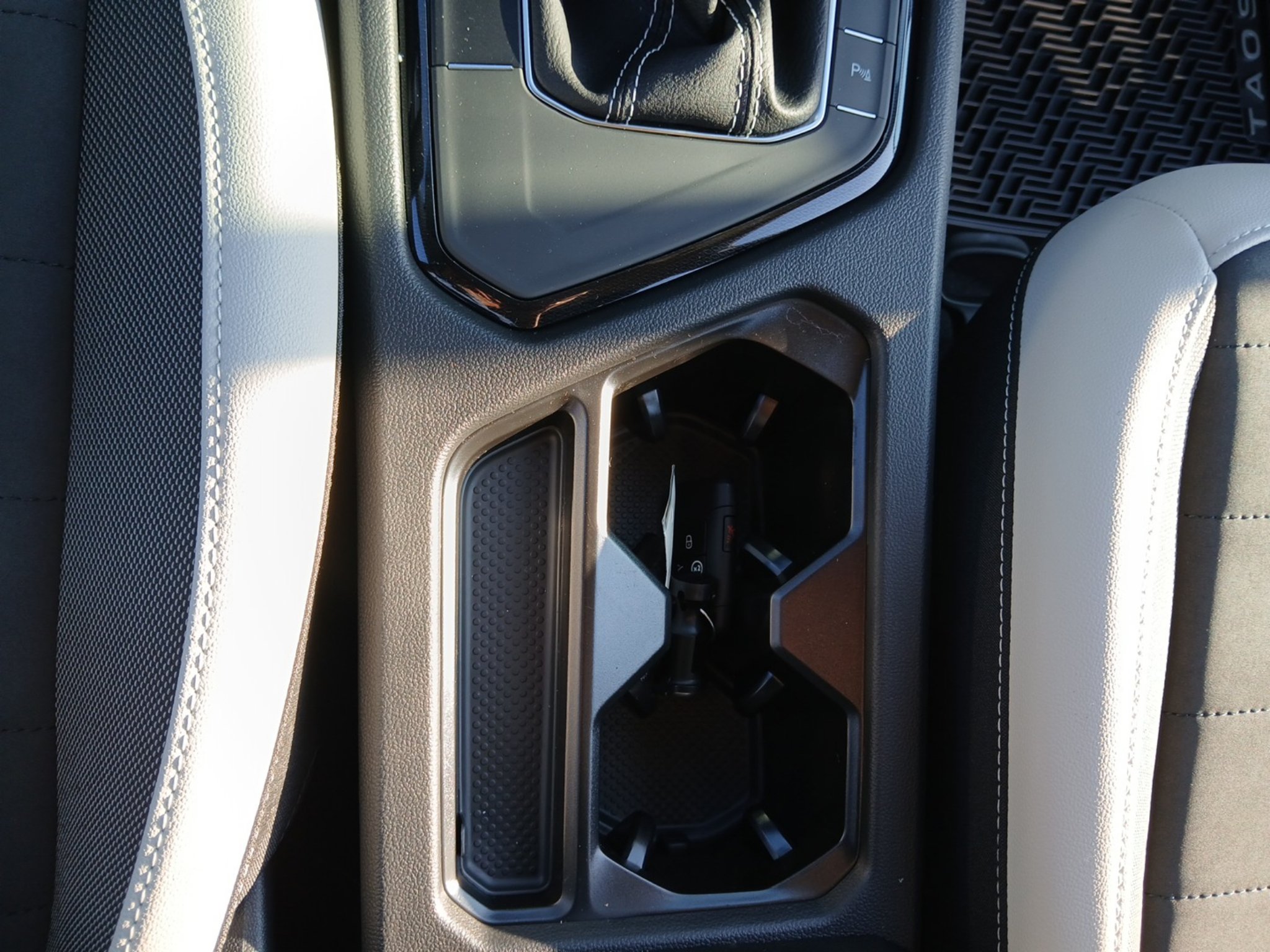 New 2027 Volkswagen Taos SE FWD image 18