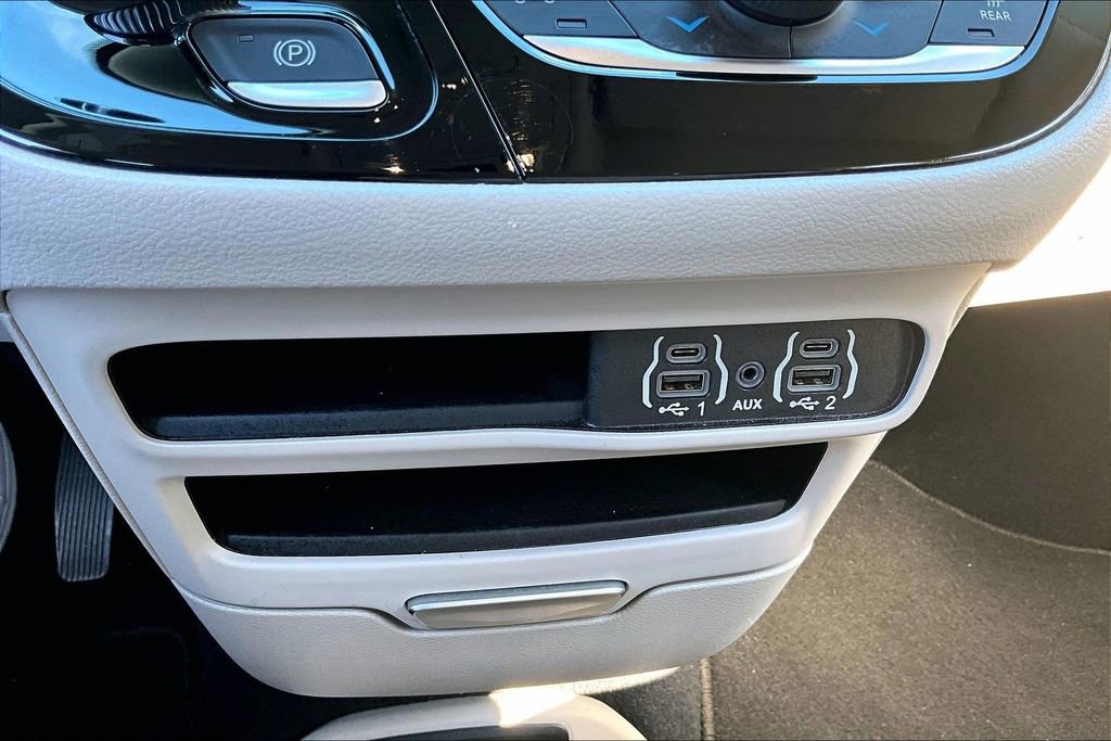 Used 2024 Chrysler Pacifica Touring-L image 14