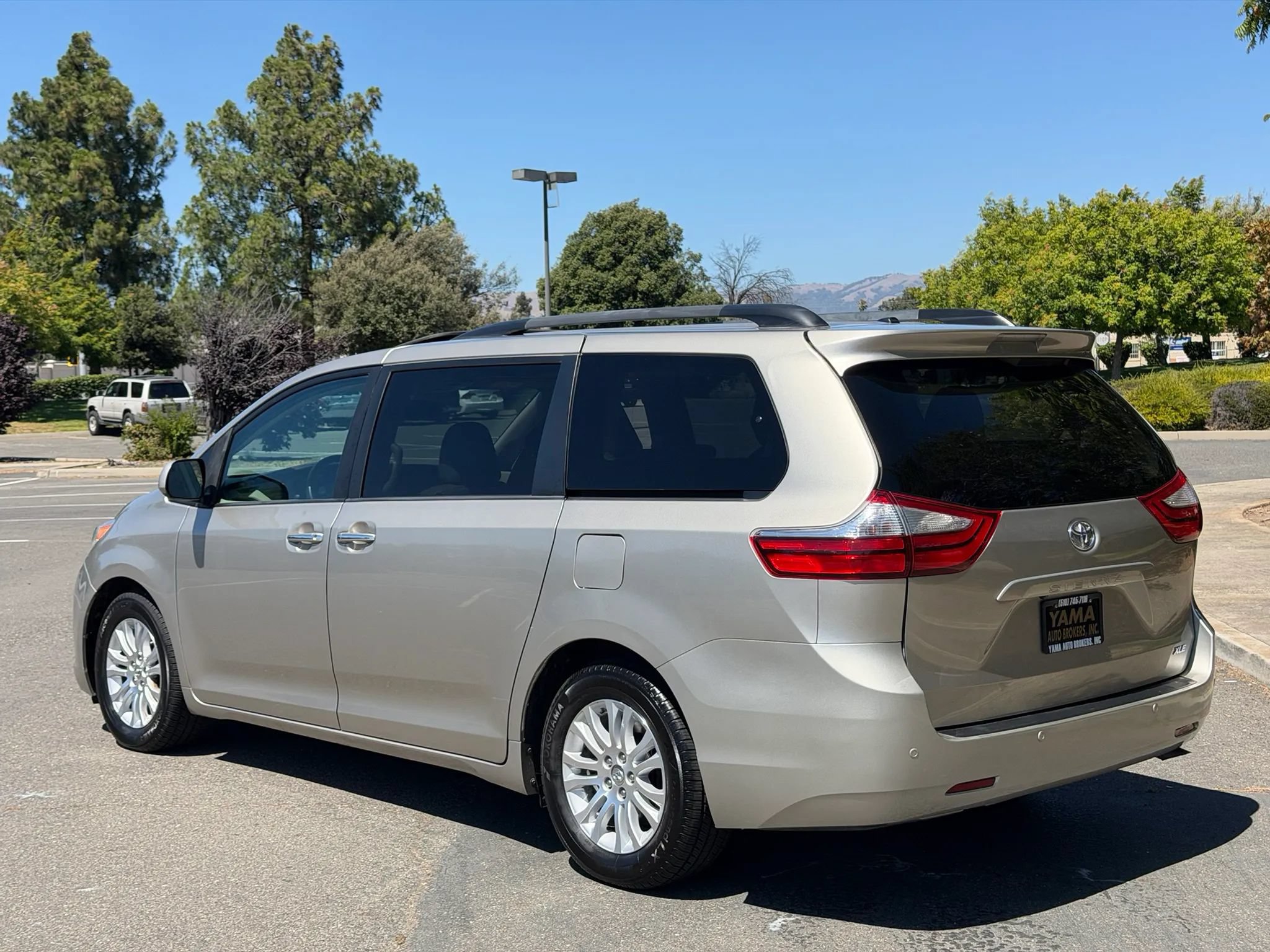 Used 2015 Toyota Sienna XLE Premium FWD image 12