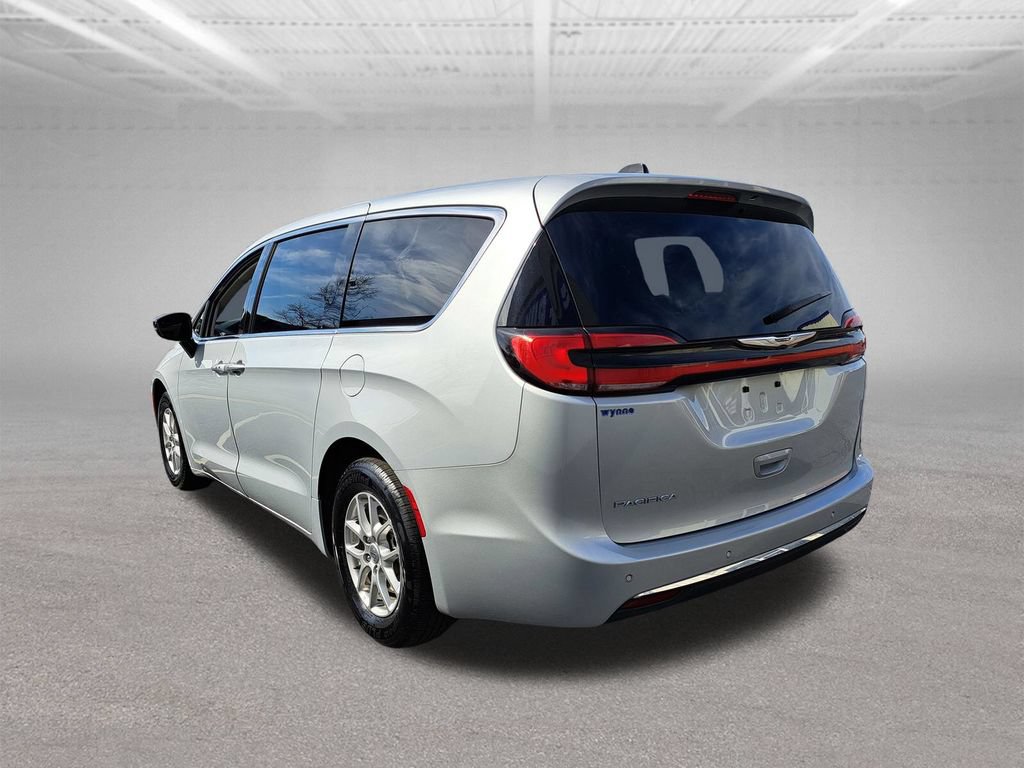 Used 2024 Chrysler Pacifica Touring-L FWD image 5
