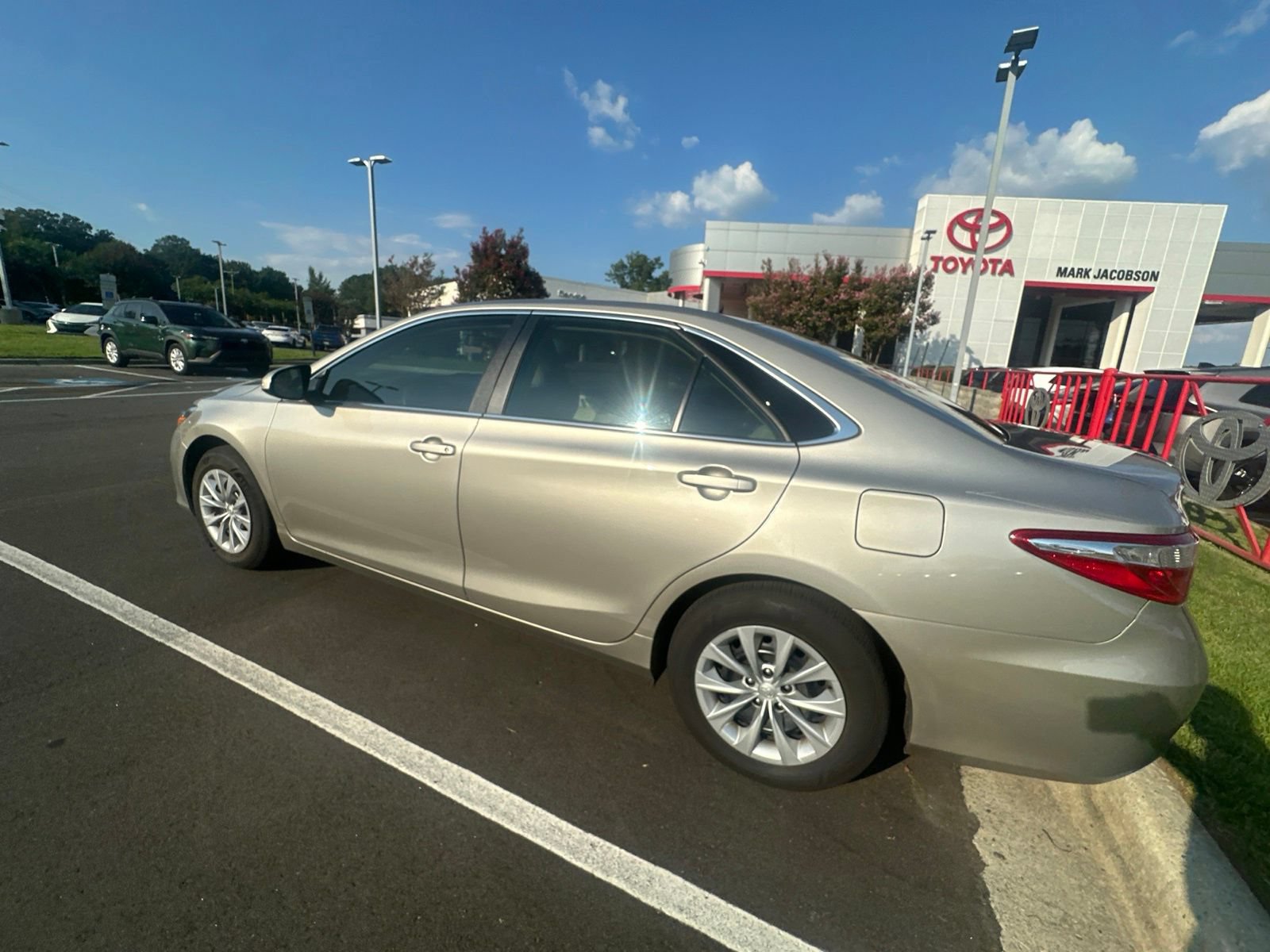 Used 2017 Toyota Camry LE FWD image 19