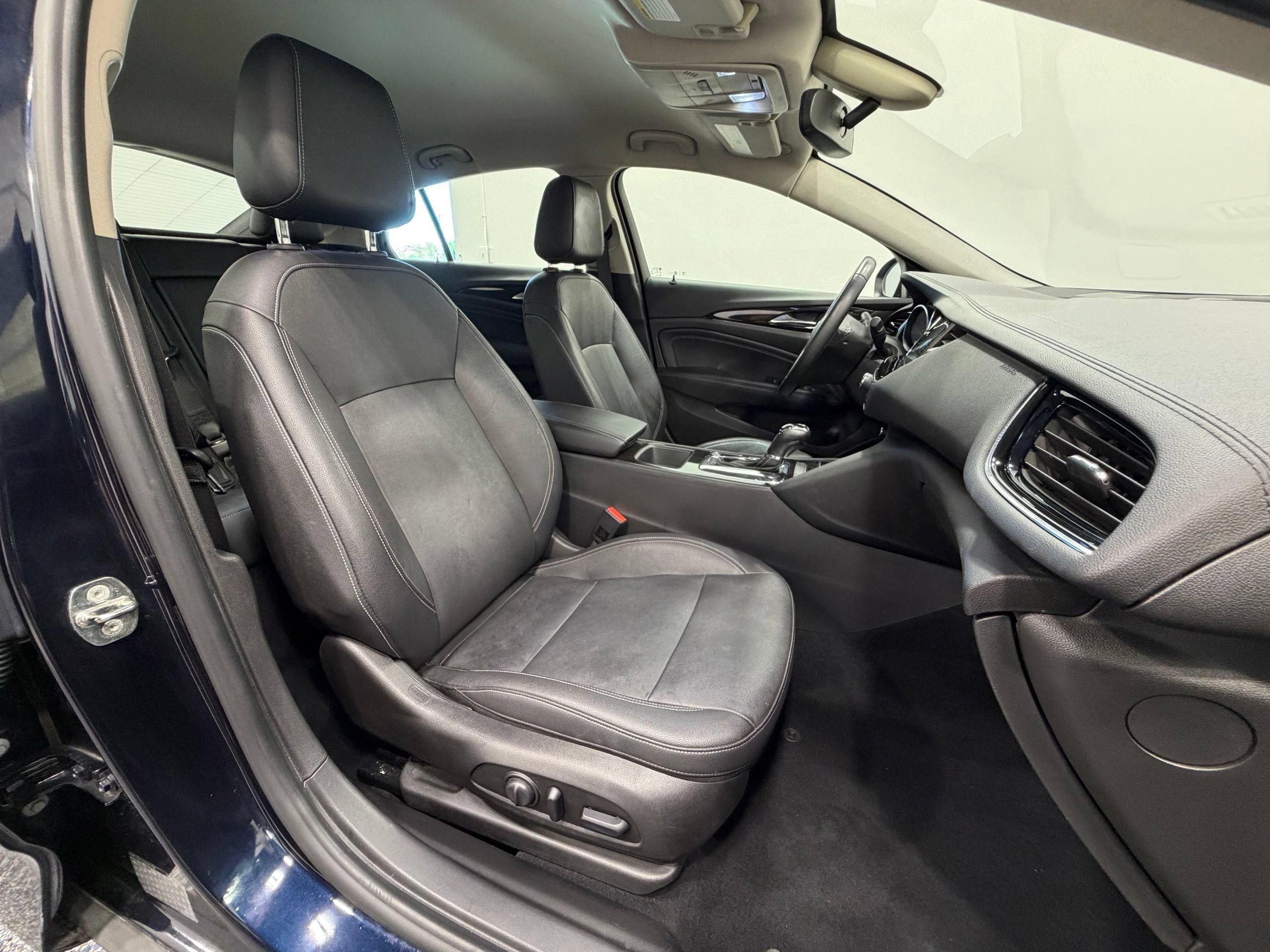 Used 2018 Buick Regal Essence FWD image 28