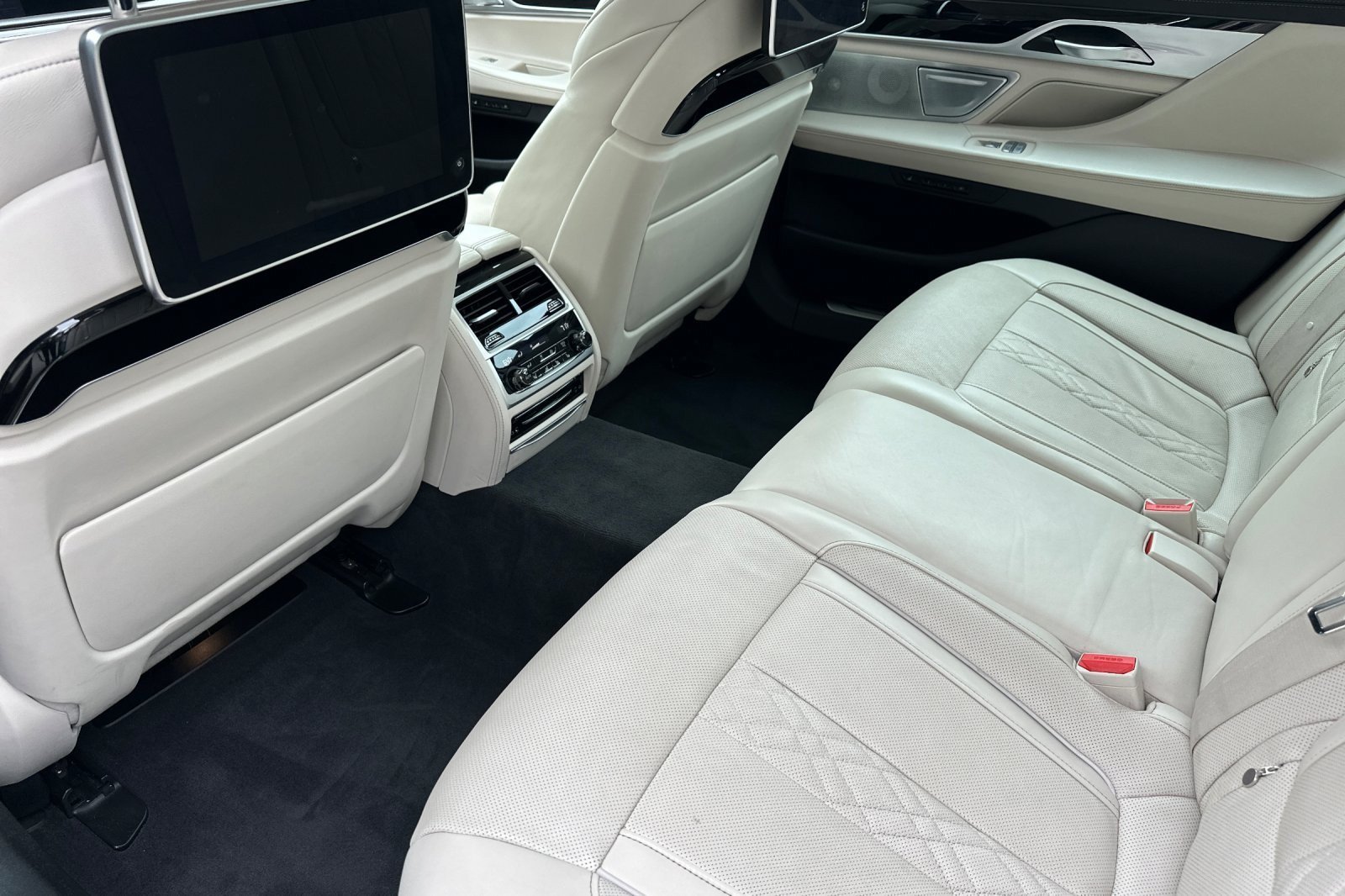 Used 2022 BMW ALPINA B7 xDrive w/ Luxury Rear Seating Package AWD/4WD image 11