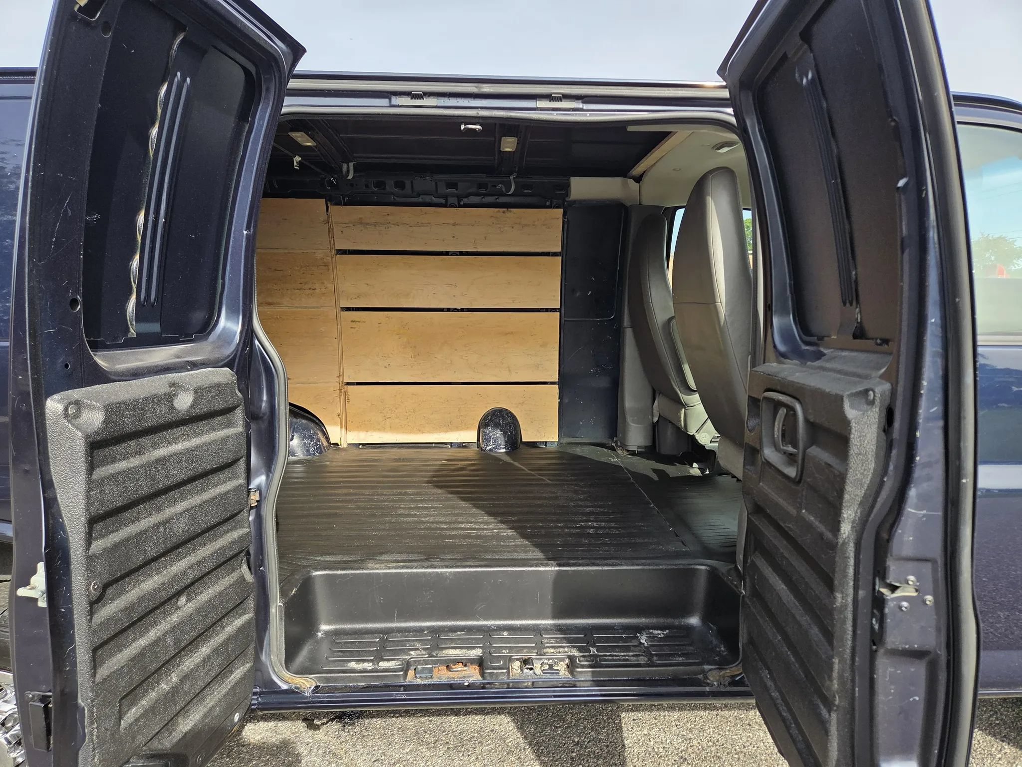 Used 2015 GMC Savana 3500 RWD image 17