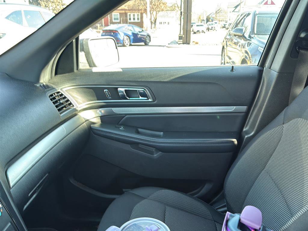 Used 2018 Ford Explorer XLT image 5