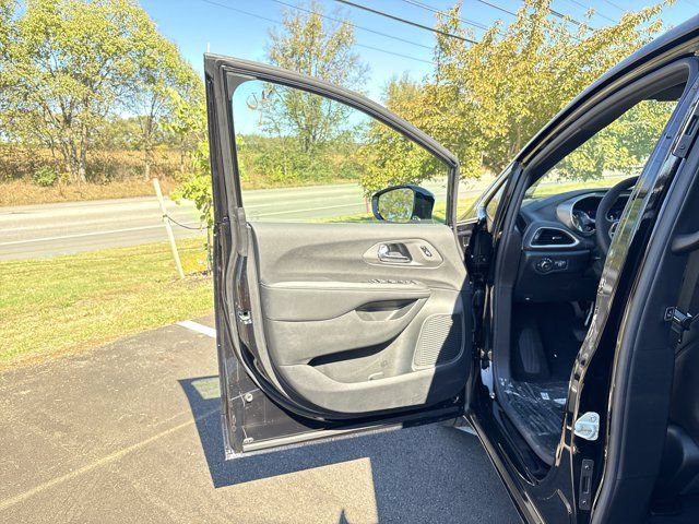 Used 2026 Chrysler Pacifica Select AWD/4WD image 16