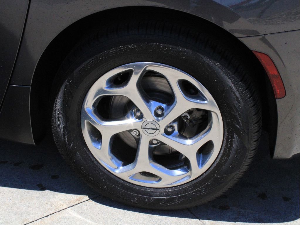 Used 2022 Chrysler Pacifica Limited w/ Uconnect Theater Family Group FWD image 11