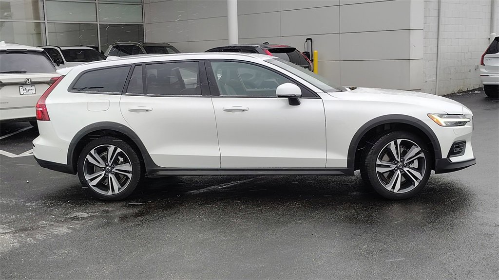 Certified 2025 Volvo V60 B5 Cross Country Plus image 2