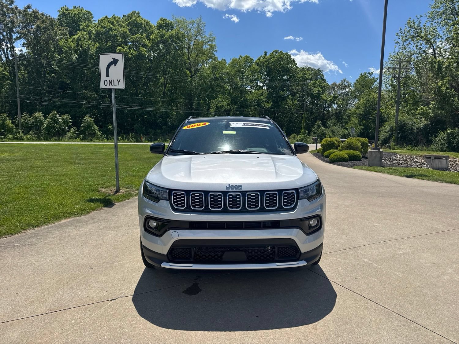 Used 2024 Jeep Compass Limited AWD/4WD image 2