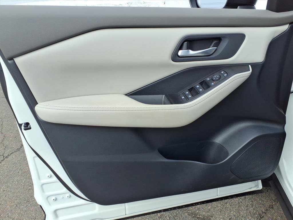 Used 2025 Nissan Rogue SV image 22