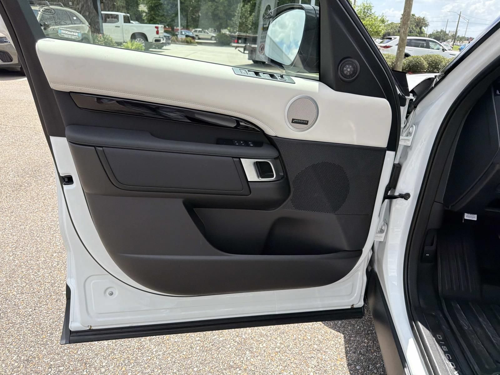 Used 2025 Land Rover Discovery S AWD/4WD image 19