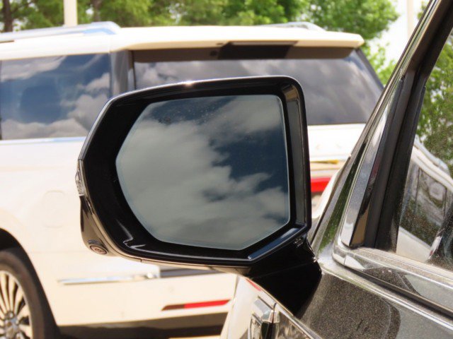 Used 2024 GMC Yukon Denali w/ Advanced Technology Package image 17