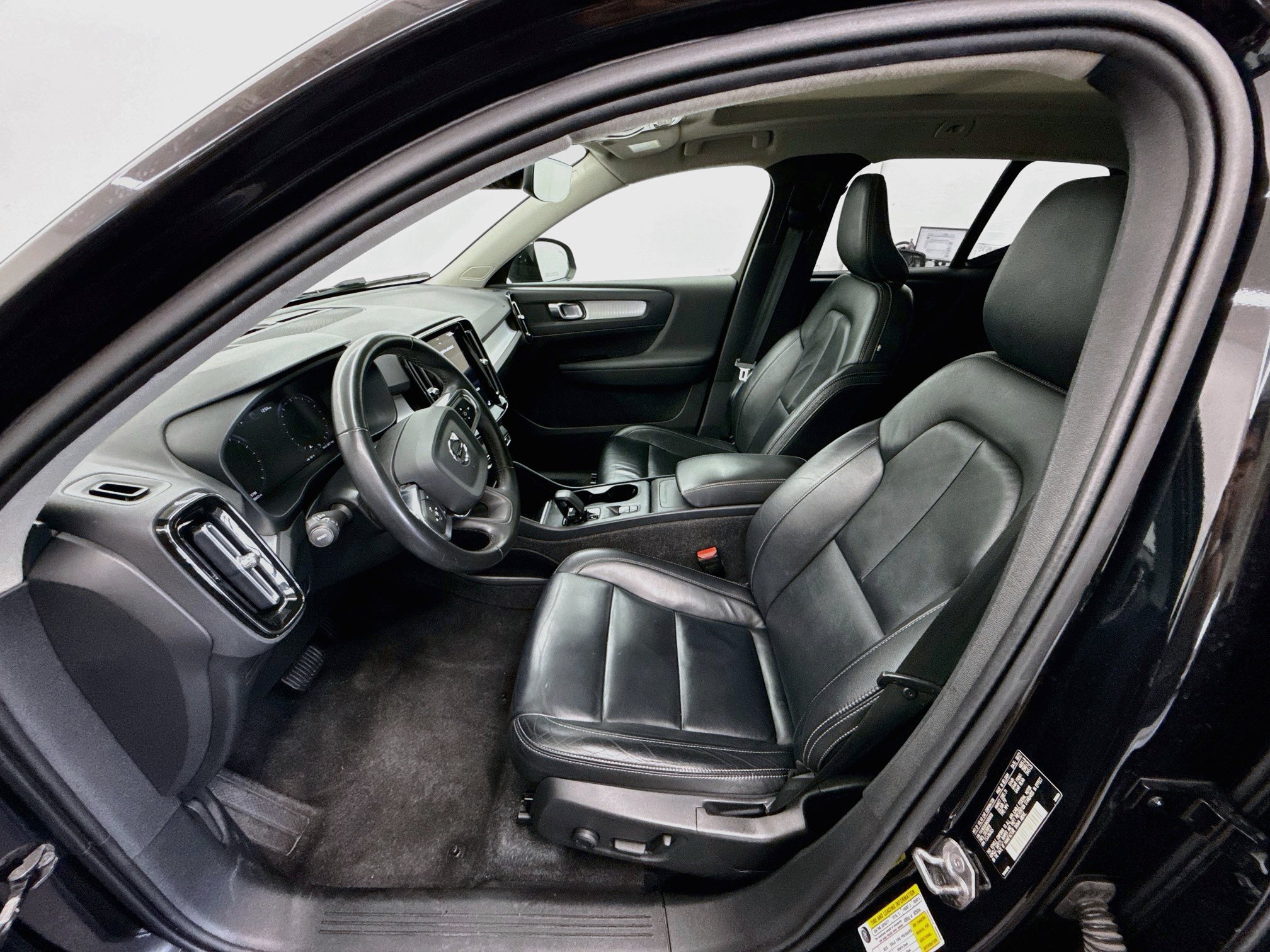 Used 2022 Volvo XC40 T5 Momentum AWD/4WD image 13