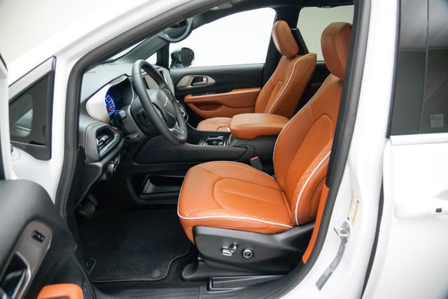 Used 2025 Chrysler Pacifica Pinnacle image 15