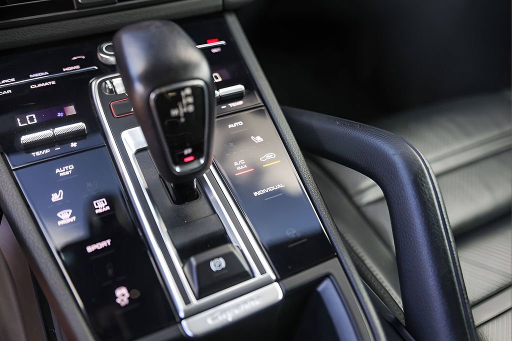 Used 2021 Porsche Cayenne image 20