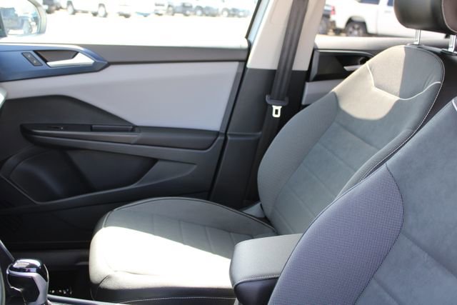 Used 2023 Volkswagen Taos SE image 32