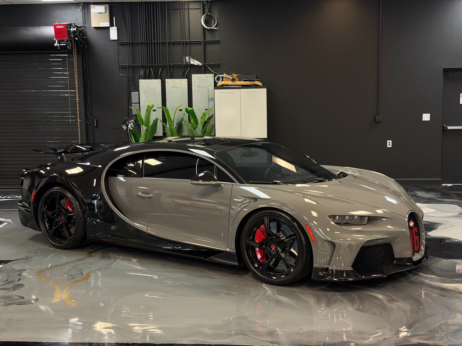 Used 2024 Bugatti Chiron Super Sport AWD/4WD image 1