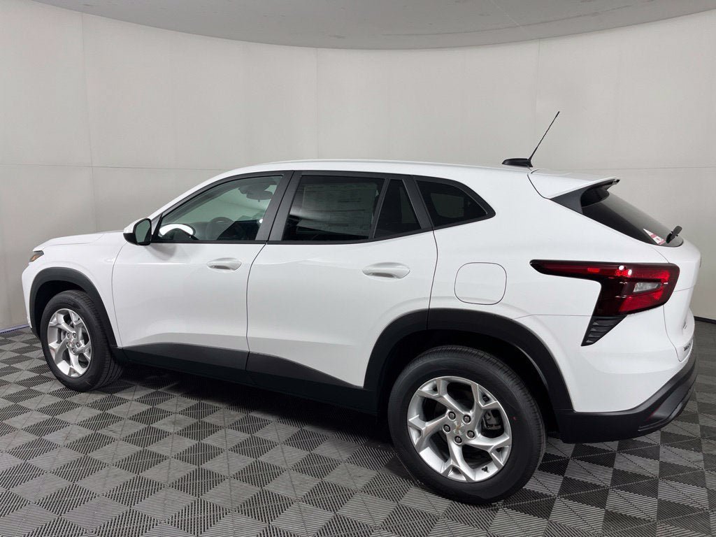 New 2026 Chevrolet Trax LS w/ LS Convenience Package FWD image 10
