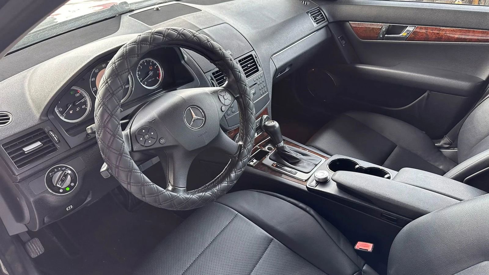 Used 2009 Mercedes-Benz C 300 Sedan image 11