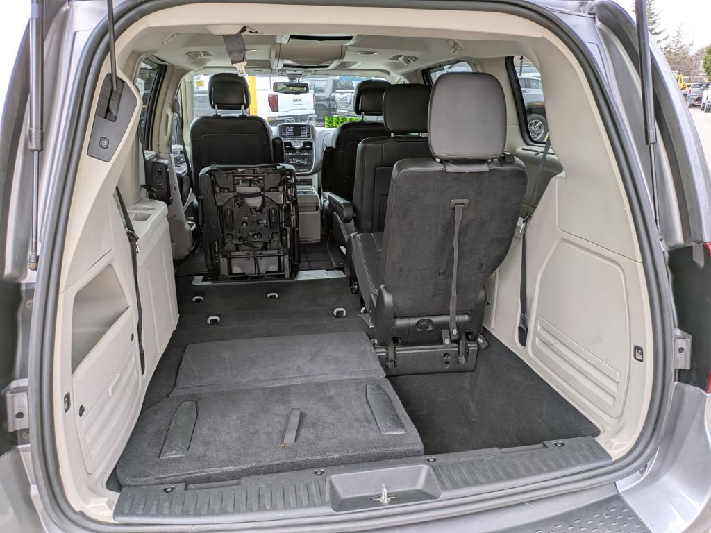 Used 2016 Chrysler Town & Country Touring-L image 34