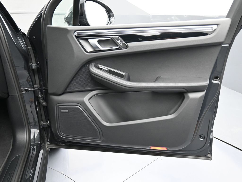 Certified 2025 Porsche Macan image 28