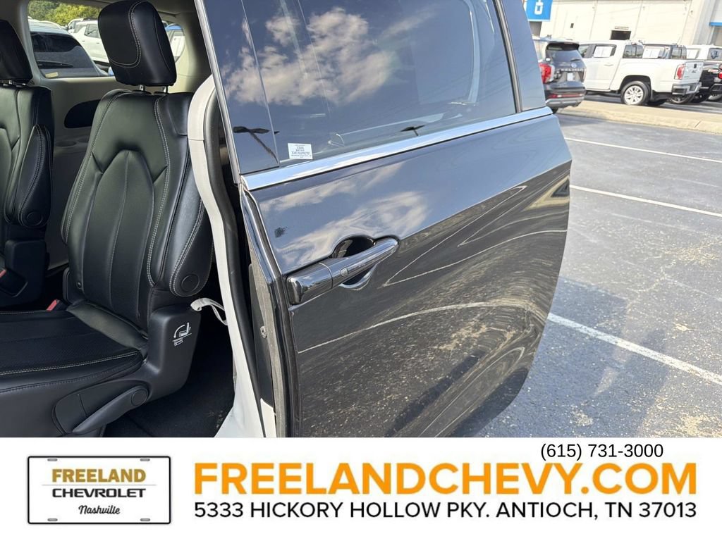 Used 2023 Chrysler Pacifica Touring-L FWD image 15