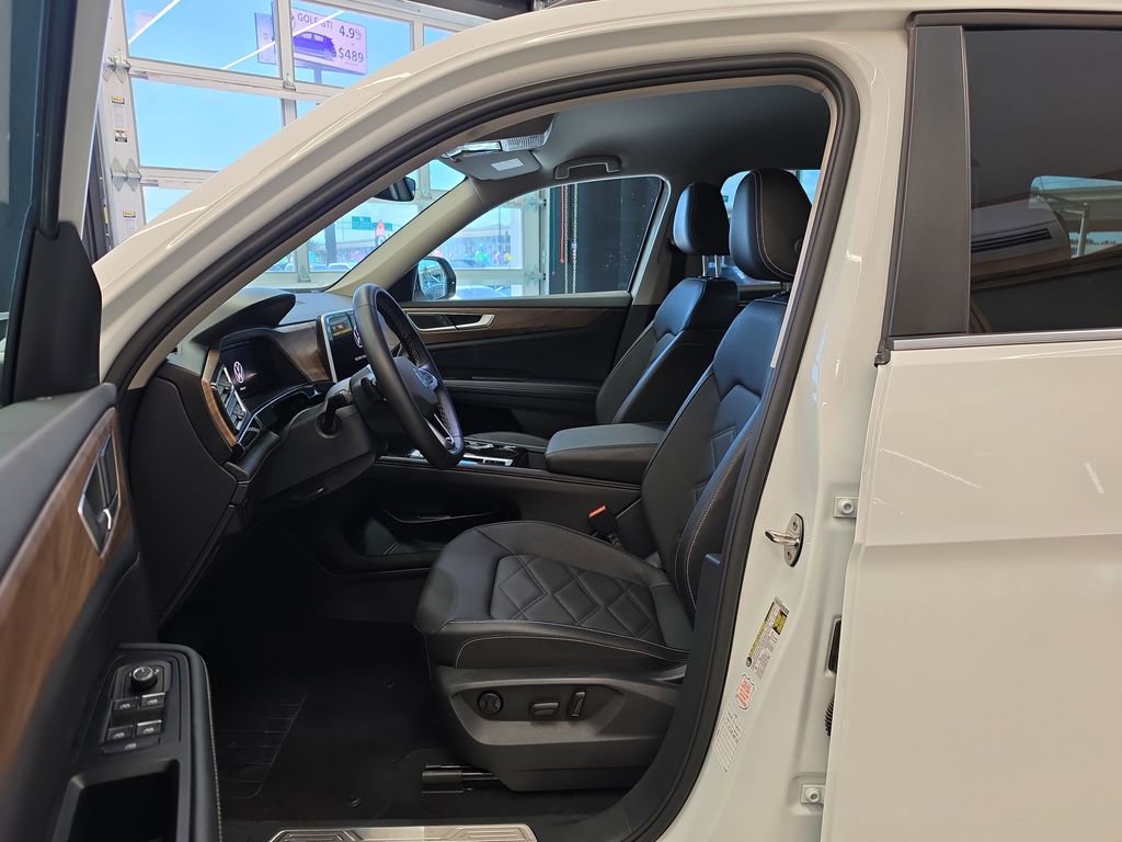 Used 2025 Volkswagen Atlas SE FWD image 13
