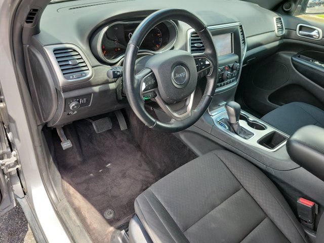 Used 2018 Jeep Grand Cherokee Laredo RWD image 3