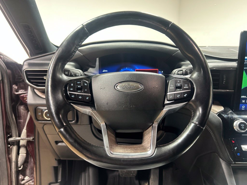 Used 2022 Ford Explorer Platinum w/ Equipment Group 601A AWD/4WD image 16