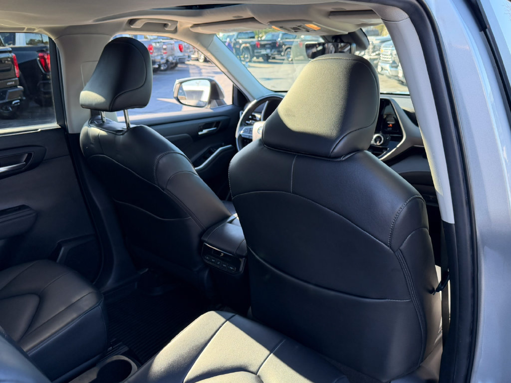 Used 2024 Toyota Highlander XLE FWD image 16