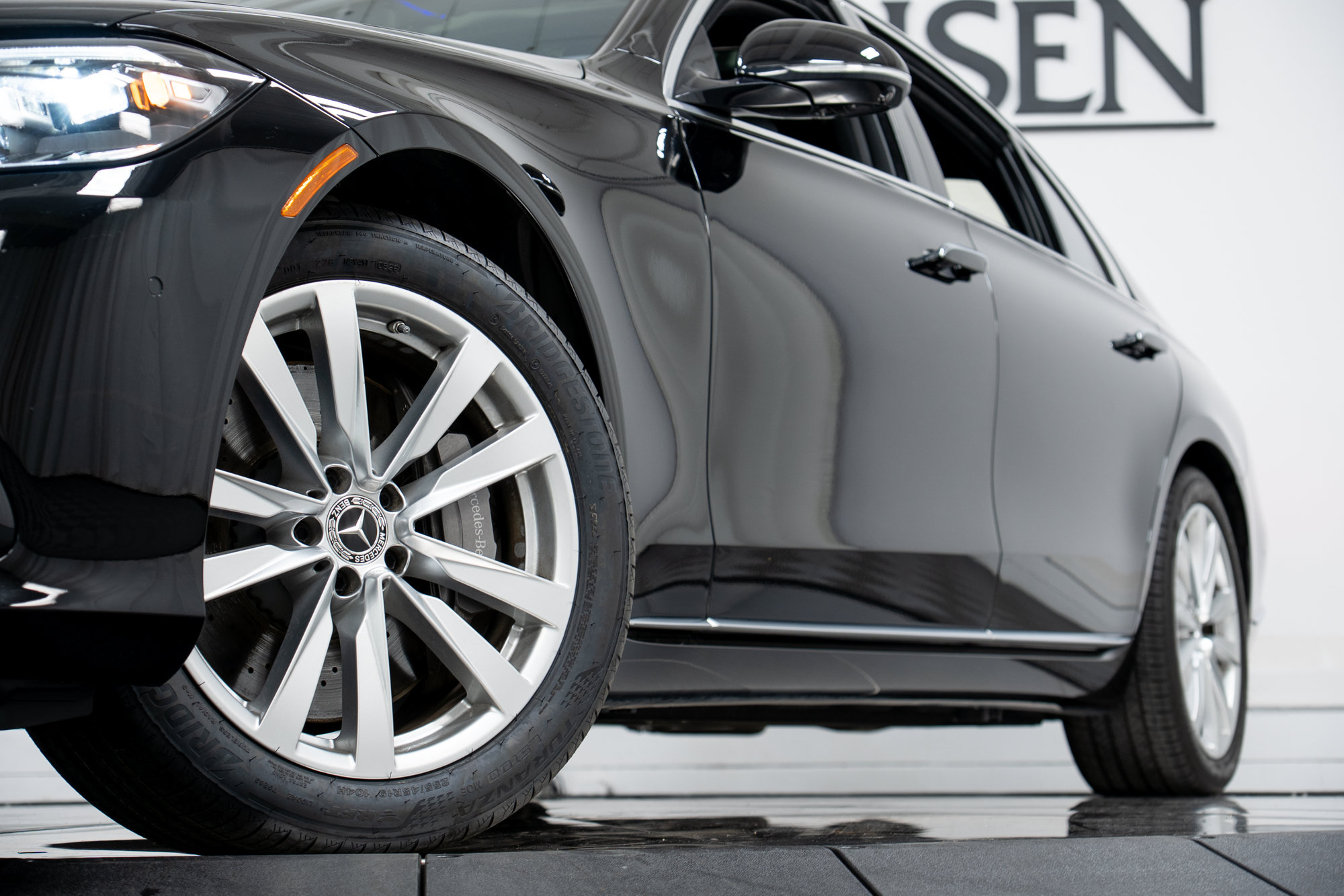 Certified 2023 Mercedes-Benz S 500 4MATIC w/ 3D Technology Package image 26