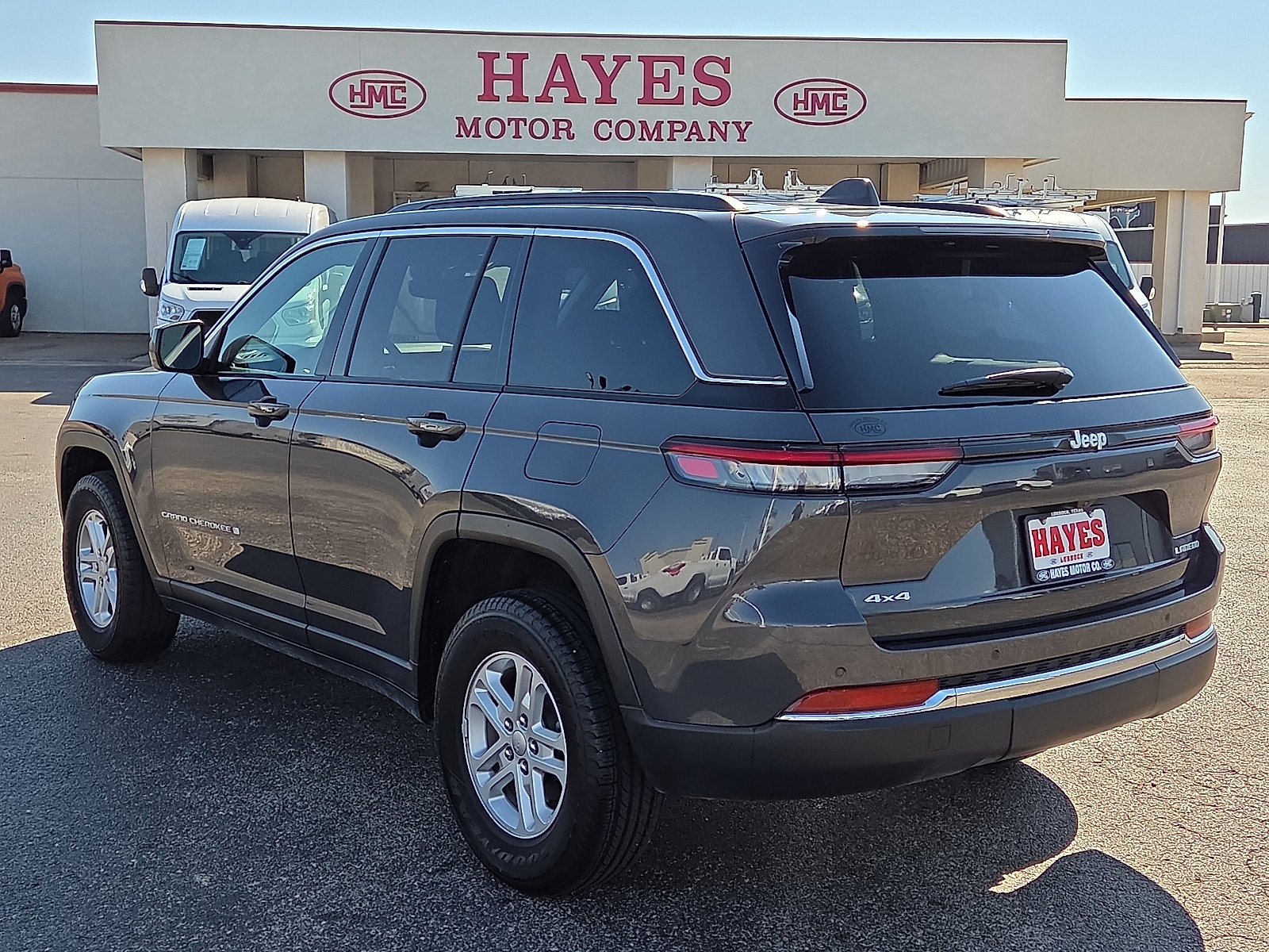 Used 2024 Jeep Grand Cherokee Laredo image 3