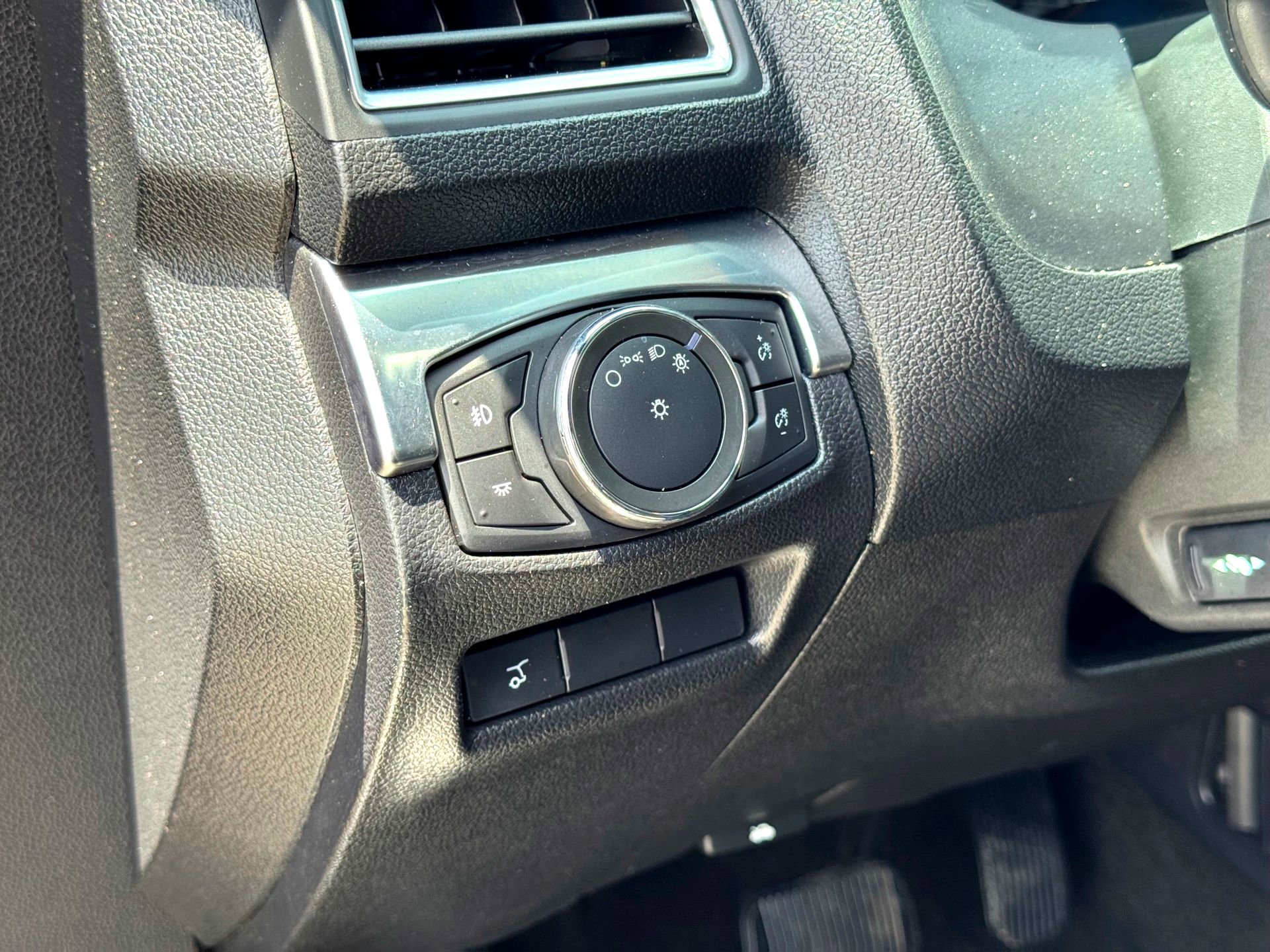 Used 2017 Ford Explorer Limited w/ Equipment Group 301A FWD image 16