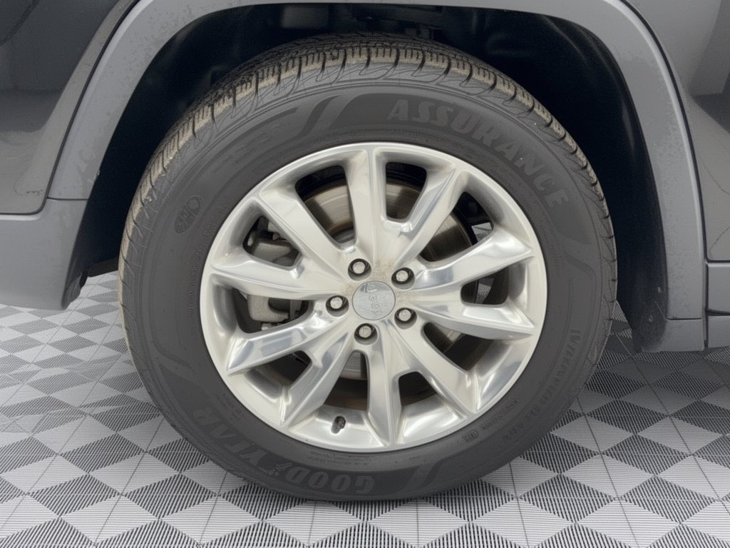 Used 2015 Jeep Cherokee Limited w/ Trailer Tow Group AWD/4WD image 13
