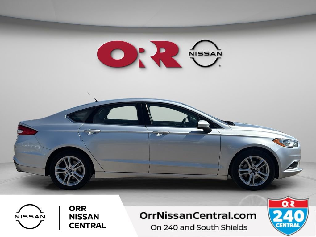 Used 2018 Ford Fusion SE w/ Fusion SE Technology Package FWD image 4