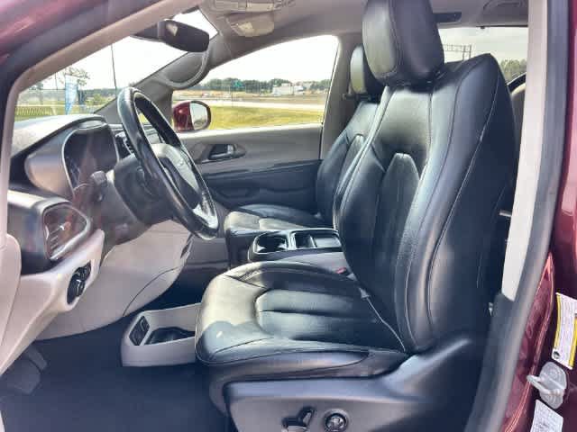 Used 2020 Chrysler Pacifica Touring-L FWD image 11