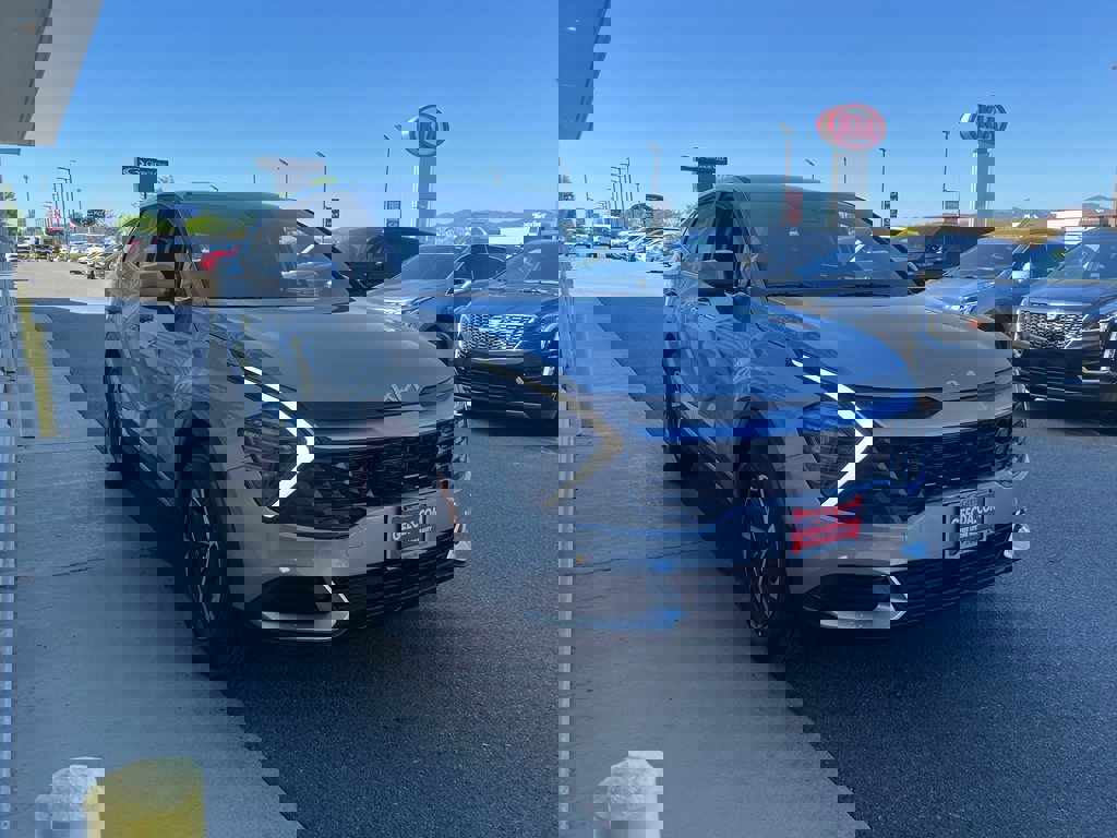 New 2025 Kia Sportage LX image 3