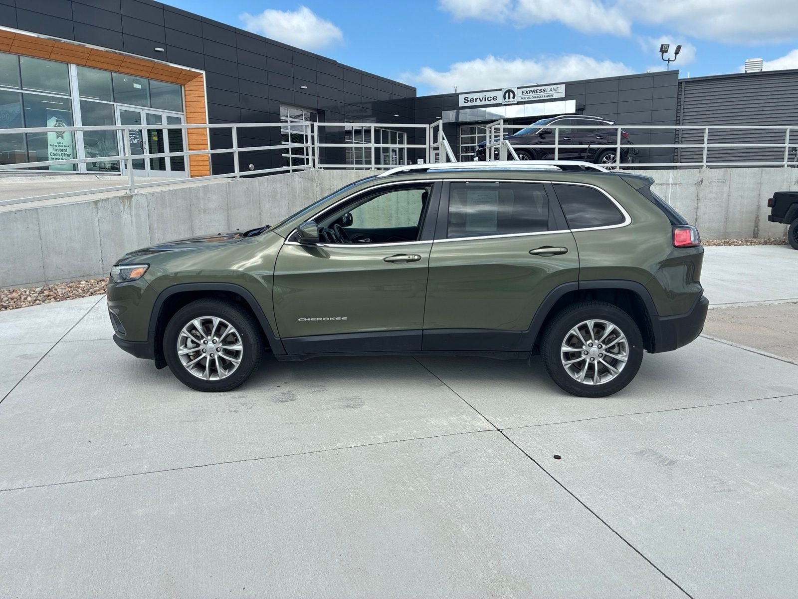 Used 2021 Jeep Cherokee Latitude Lux FWD image 2