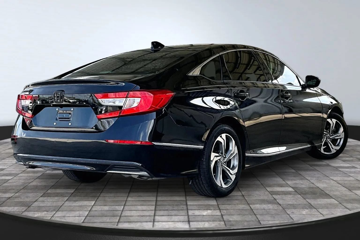 Used 2018 Honda Accord EX image 6