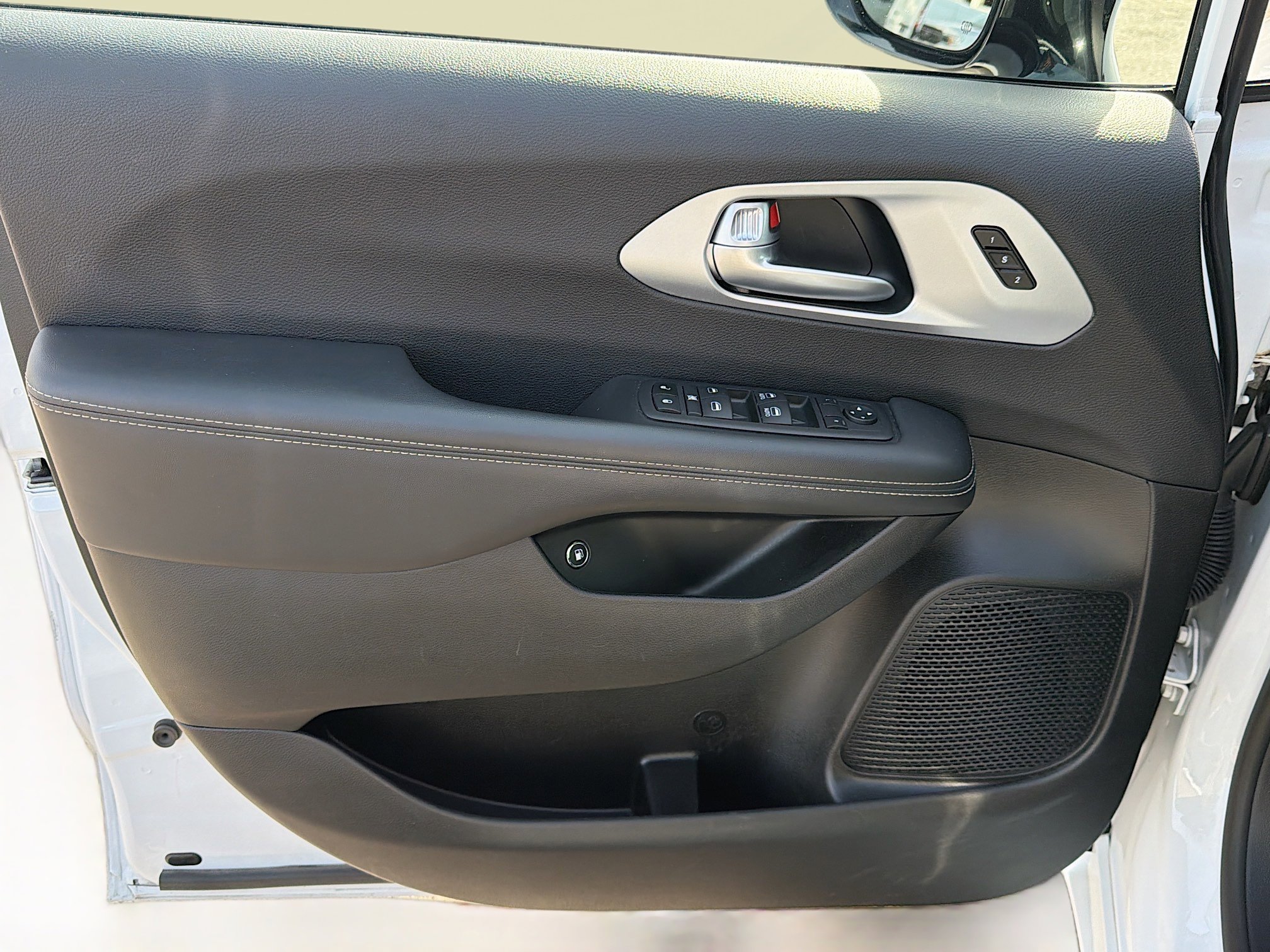 Used 2024 Chrysler Pacifica Limited image 23