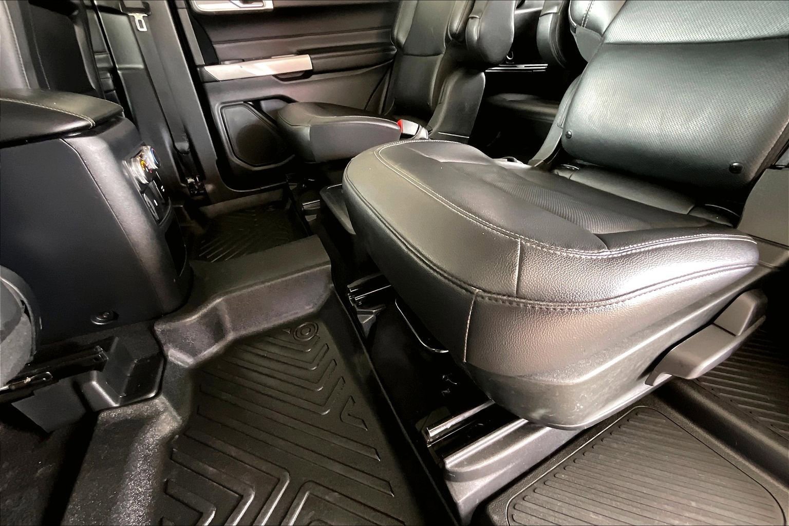 Used 2021 Ford Explorer Limited w/ Equipment Group 301A AWD/4WD image 22