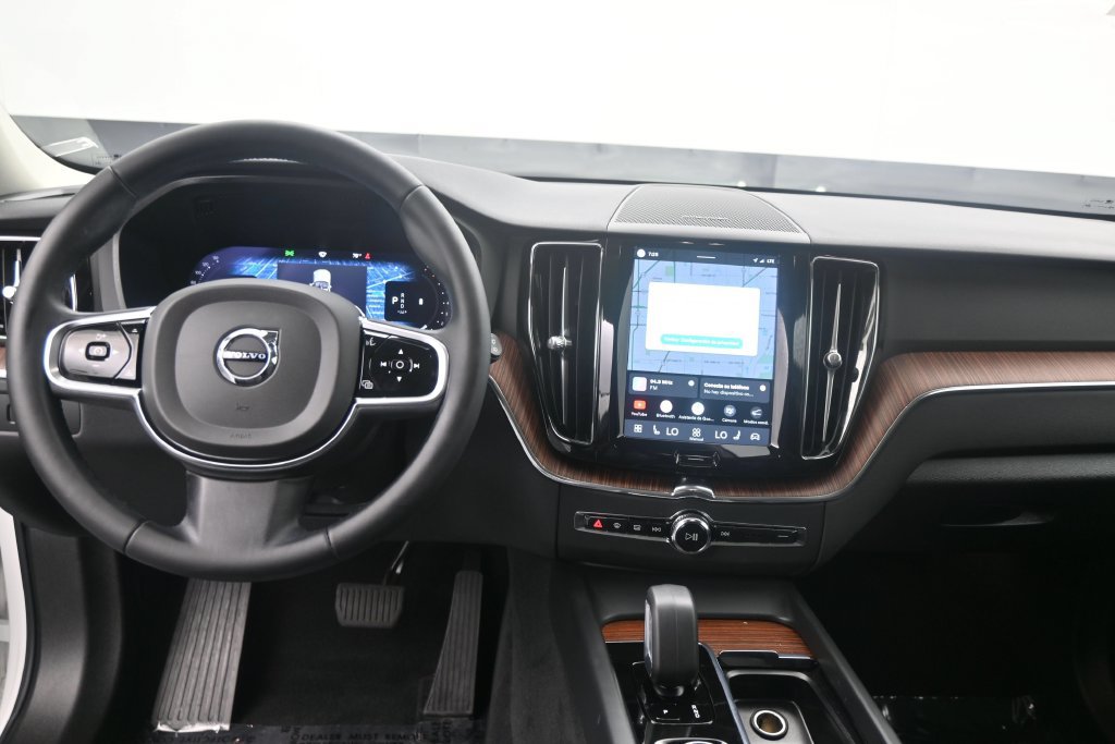 Certified 2024 Volvo XC60 B5 Plus AWD/4WD image 14