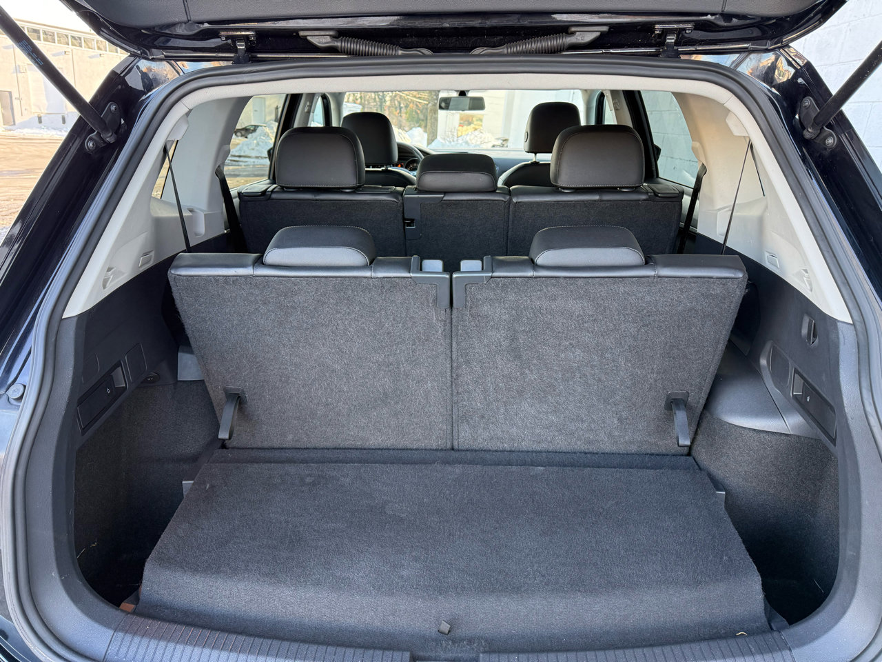 Used 2020 Volkswagen Tiguan SE w/ Panoramic Sunroof Package image 28