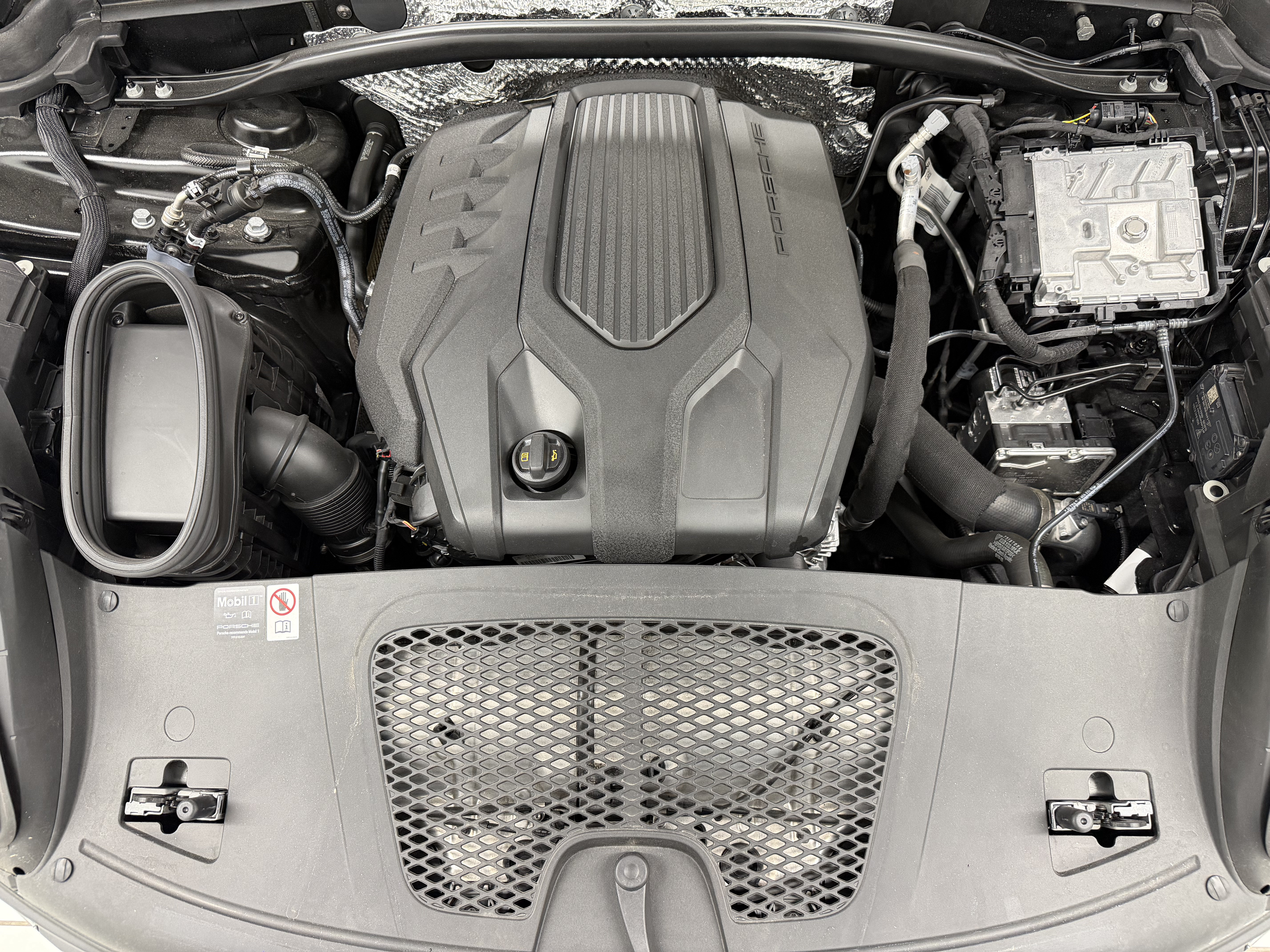 Certified 2025 Porsche Macan AWD/4WD image 60