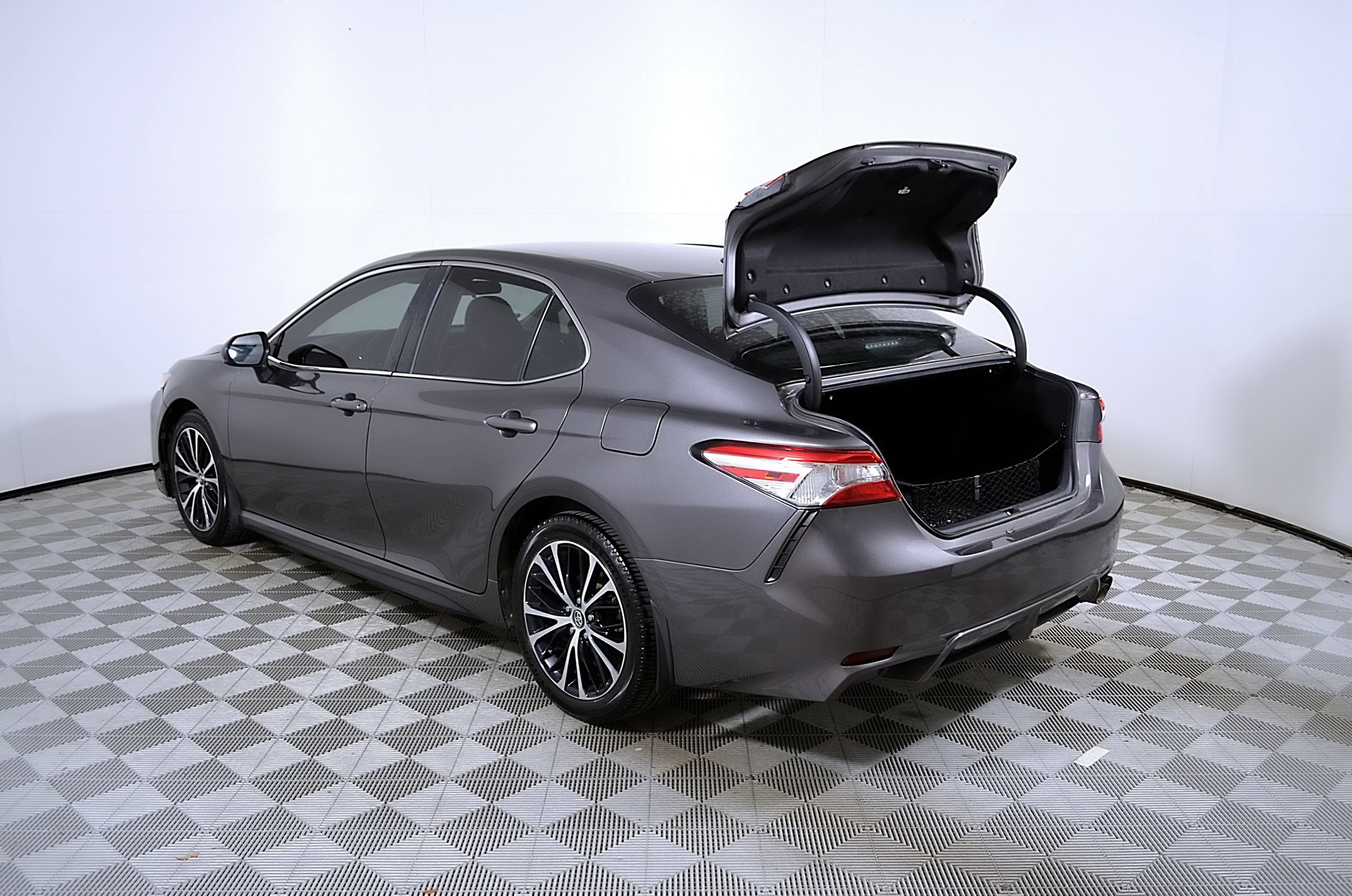 Used 2020 Toyota Camry SE FWD image 10